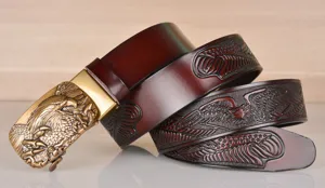 Cintura da uomo in pelle con fibbia automatica ad aquila e motivo animale vintage.