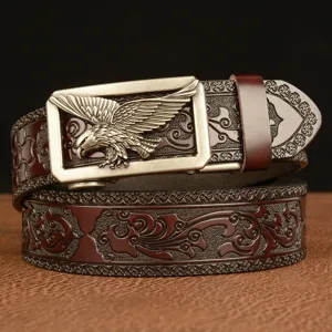 Cintura da uomo in vera pelle vintage con motivo goffrato e fibbia ad aquila in metallo.