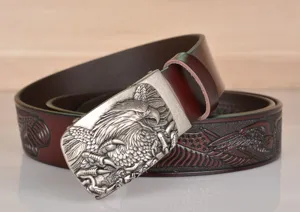 Cintura in pelle casual da uomo con fibbia in metallo aquila in rilievo e cinturino.