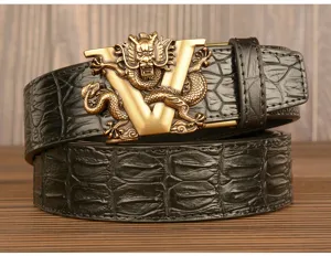 Herren Ledergürtel mit stilvollem Drachen V Schnalle und geprägtem Krokodilmuster.
