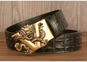 Nahaufnahme Detail Herren Ledergürtel mit goldener Drachen V Schnalle und Prägemuster.