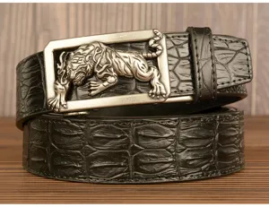 Cintura automatica da uomo in pelle con design tigrato e stampa effetto coccodrillo.