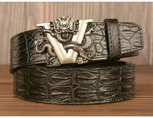 Nahaufnahme des schwarzen Herrenledergürtels mit Krokodilmuster und Drachen-V-Metallschnalle.