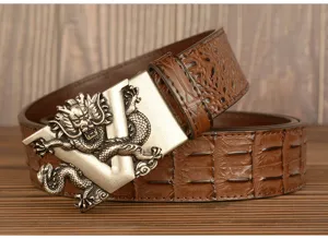 Nahaufnahme des Herren-Ledergürtels mit Krokodilmuster und Drachen-V-Schnalle.