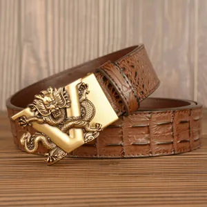 Herren Ledergürtel mit Krokodilmuster und stilvoller goldener Drachen V Schnalle Accessoire.