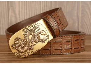 Cintura da uomo in pelle marrone con motivo coccodrillo e fibbia drago dorata.