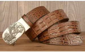 Cintura da uomo in pelle marrone con stampa coccodrillo e fibbia drago in metallo.