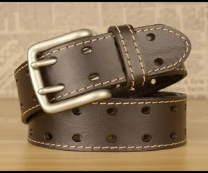 Cintura in vera pelle da uomo con fibbia a doppio ardiglione e design traforato vintage.