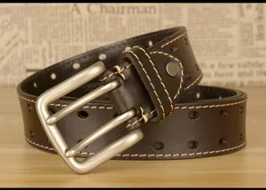 Cintura da uomo in vera pelle con fibbia a doppio ardiglione e design traforato.