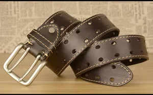 Cintura da uomo in pelle con fibbia a doppio ardiglione e design traforato, retrò.