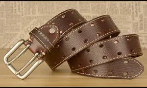Cintura da uomo in vera pelle con fibbia a doppio ardiglione e cuciture decorative.