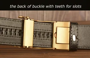 Primo piano dettagliato che mostra il retro della fibbia della cintura in metallo con denti.
