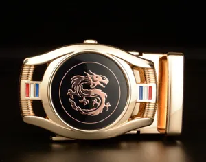 Boucle de ceinture automatique en alliage doré avec motif de dragon noir, vue détaillée.