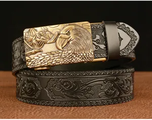 Cintura uomo in pelle vintage con fibbia automatica testa d'aquila dorata e goffratura.