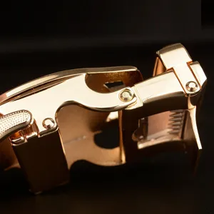 Gros plan détaillé d'une boucles de ceinture automatique en alliage doré pour 3,5 cm.