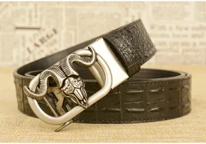 Cintura in pelle da uomo con fibbia unica a testa di ariete e motivo coccodrillo elegante.