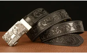 Cintura in pelle da uomo con fibbia a testa d'aquila e design floreale vintage in rilievo.