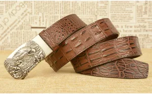 Cintura uomo retrò in pelle bovina con stampa coccodrillo e fibbia automatica artiglio d'aquila.