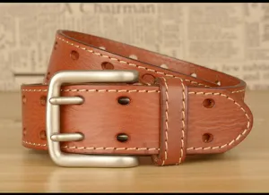 Cintura da uomo in vera pelle con fibbia a doppio ardiglione e cuciture decorative.