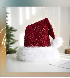Bonnet de Père Noël rouge à paillettes avec bordure en peluche blanche pour fête de Noël.