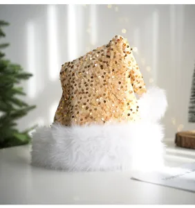 Bonnet de Père Noël à paillettes dorées avec bordure en peluche blanche, idéal.