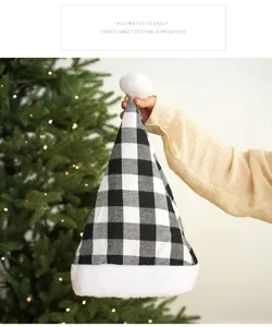 Detalle del gorro de Navidad a cuadros blancos y negros para decoración festiva.