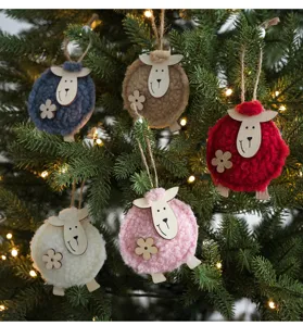 Ornamenti sospesi di pecora in feltro di Natale, simpatici ciondoli di lana per albero festivo.