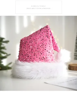 Gros plan detail bonnet de Noel sequins roses, bordure en peluche blanche de fete.