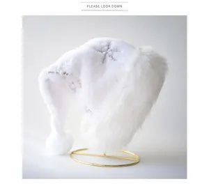 Gorro de Navidad de peluche blanco con copos de nieve plateados en soporte metálico dorado.