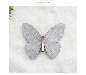 Vue détaillée de la structure arrière de la pince papillon, ornement en résine brillant.