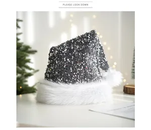 Bonnet de Père Noël à sequins gris avec bordure en peluche blanche pour fête de Noël.