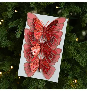 Detalle de pinzas de mariposa de malla con purpurina roja, decoración de árbol de Navidad.