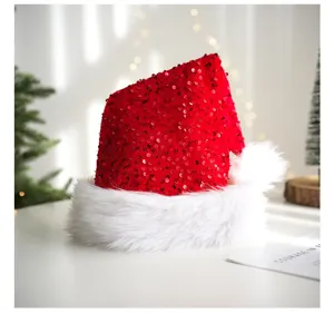 Détail de bonnet de Noël à sequins rouges, accessoire de fête en peluche festive.
