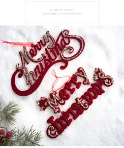 Ornamentale natalizio in velluto bordeaux da appendere con lettere glitterate.