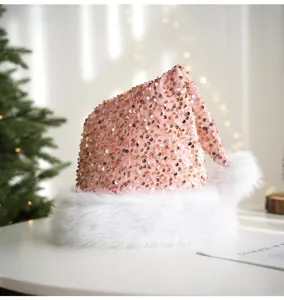 Bonnet de Père Noël à sequins roses vue détaillée, bordure en peluche blanche décoration de fête