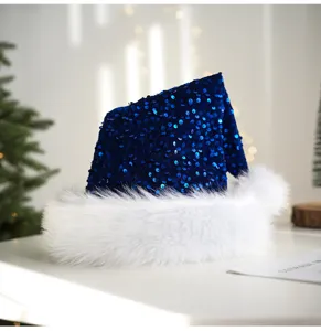 Gros plan du bonnet de Père Noël à paillettes bleues avec bordure en peluche blanche.