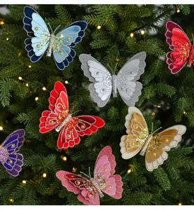Vue détaillée de pinces à papillon pailletées étincelantes sur un sapin de Noël pour décoration.