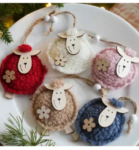 Simpatici ornamenti di pecora in feltro per albero di Natale, decorazione festiva in peluche.