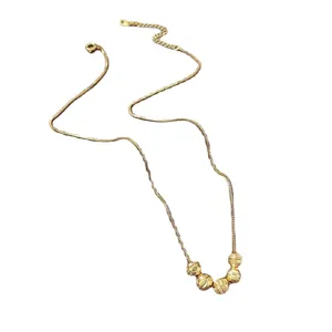Collier en acier titane avec perles dorées pour femme, chaîne de clavicule boule mate chic.