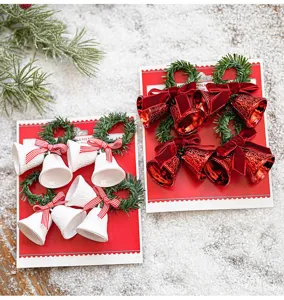 Kerstboom hangende bellen ornamenten met rood witte plastic bel hanger op rode kaart.