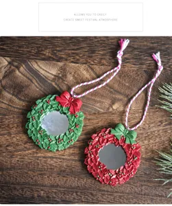 Detail van de kerstkrans spiegelhanger in hars met een mooie feeststrik en ophangtouw.