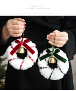 Suspension couronne de Noël pelucheuse avec nœud en velours et cloche pour décoration.