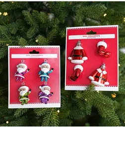 Gedetailleerd overzicht van kleurrijke plastic kerstman mini hangende kerst ornamenten set.