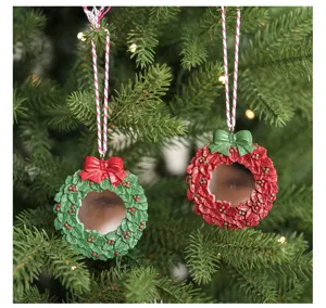 Kerstboom hangende hars spiegel krans hanger met feestelijk strik en stevig touw.
