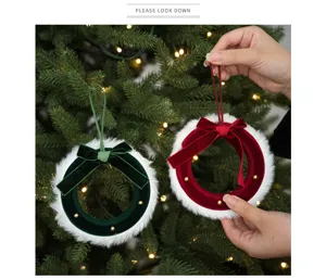Mini couronne de Noël en peluche avec nœud pour décoration d'arbre de fête et maison.