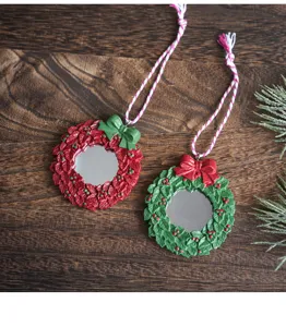 Kerstkrans hars spiegel hangend ornament detailweergave, feestelijke boomdecoratie.