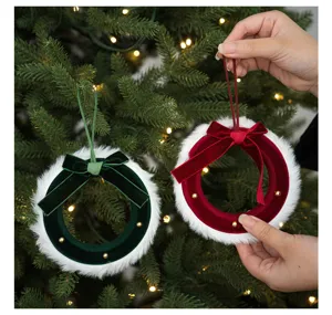 Mini couronne de Noël en peluche avec nœud en velours, bordure fausse fourrure et perles.