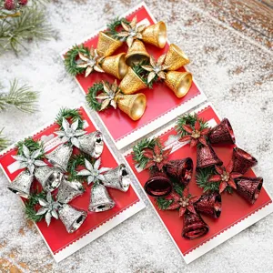 Set van kerstbel ornamenten met rode achtergrondkaarten, dennennaalden en kerststerren.