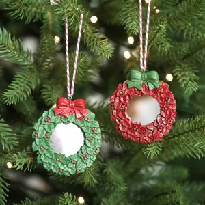 Kerstboom hangende ornamenten, hars krans spiegel decoraties met strikken voor vakantie.