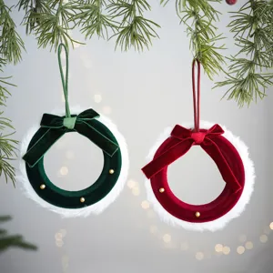 Ensemble d'ornements de couronne de Noël en velours avec fausse fourrure et nœuds pour sapin.